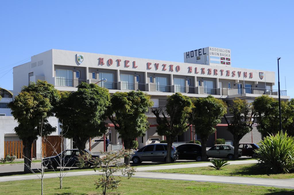 Hotel Euzko Alkartasuna Macachín Eksteriør bilde